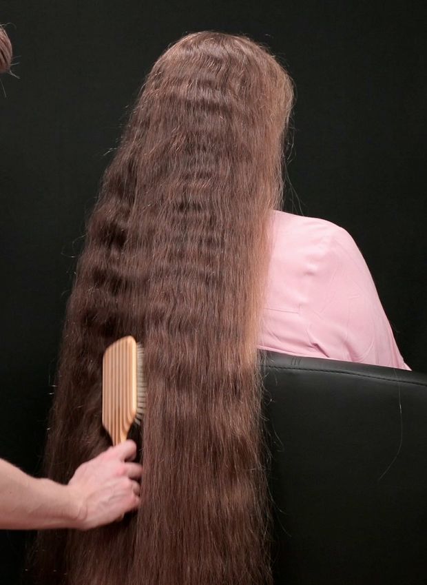 VIDEO - The hair brushing assistant