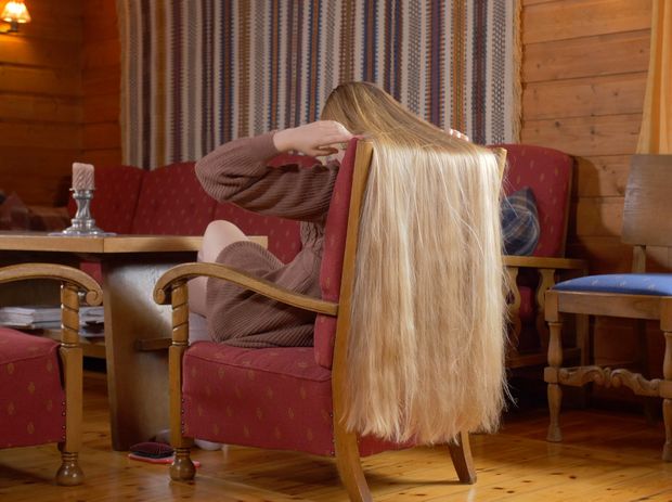 VIDEO - Massive blonde hair sliding and bundrops
