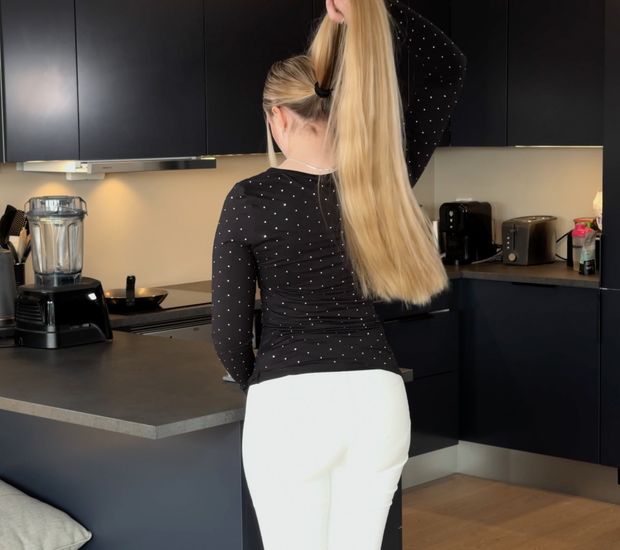 VIDEO - Ponytails and buns display