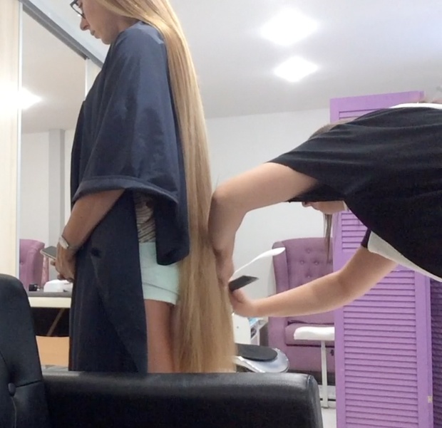 VIDEO - Kateryna at the hair salon