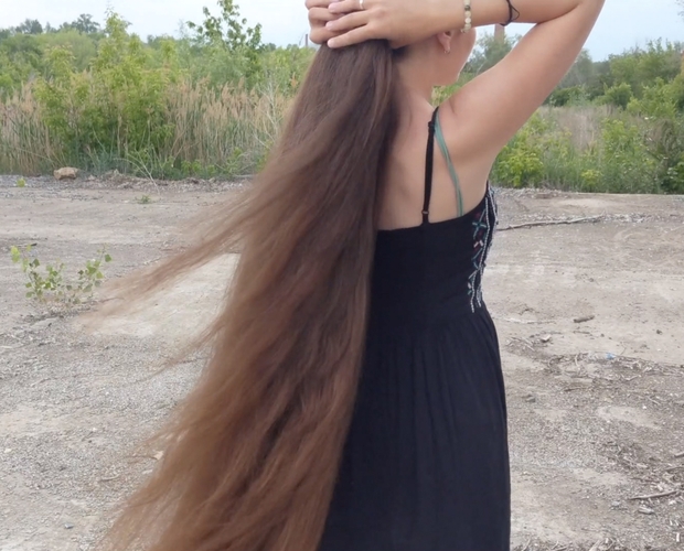 VIDEO - Displaying her massive mane in the wind