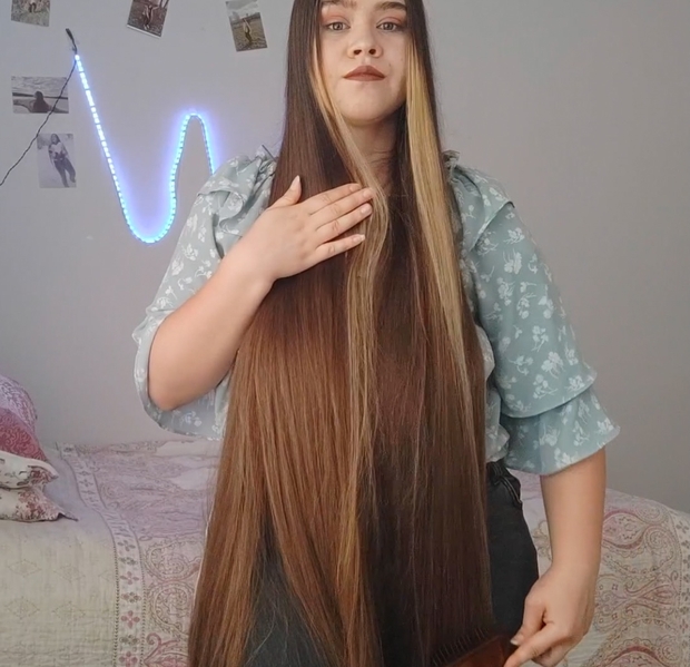 VIDEO - Her daily hair play