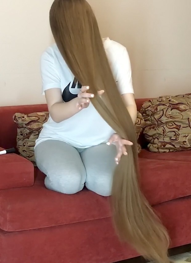 VIDEO - Red sofa, blonde hair