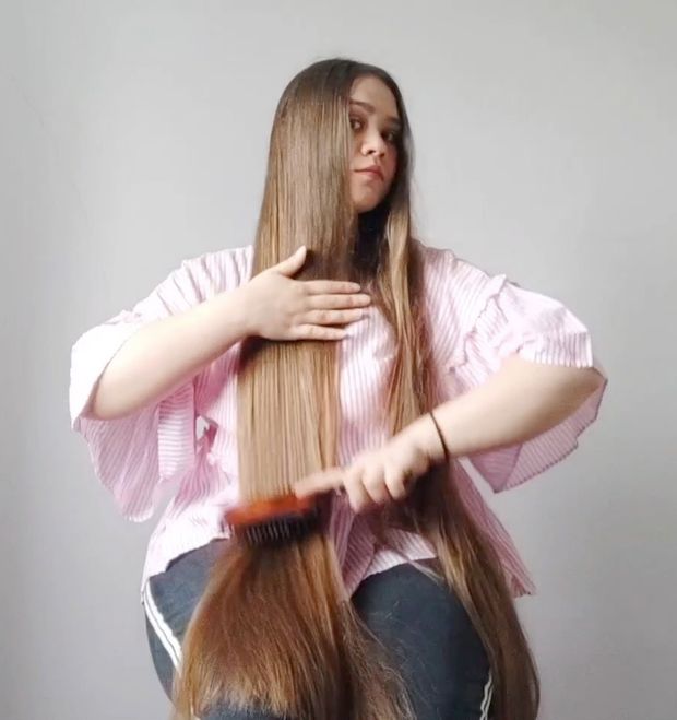 VIDEO - Pink shirt, shiny hair