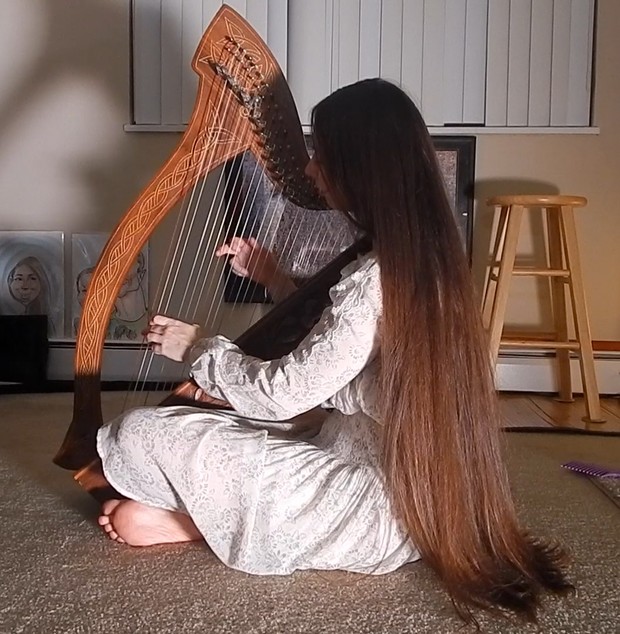 VIDEO - The long haired harpist