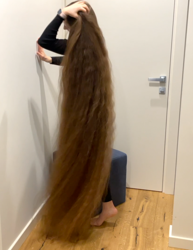 VIDEO - Brushing a pile of hair