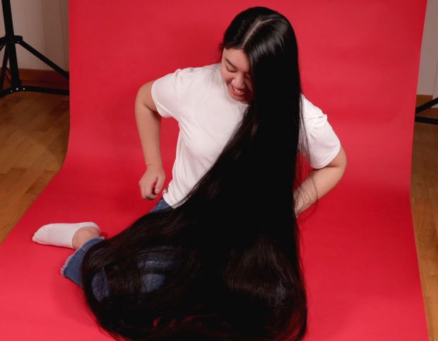 VIDEO - Really long black hair on red