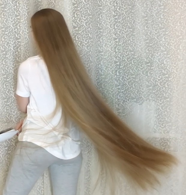 VIDEO - Long blonde hair by the curtains