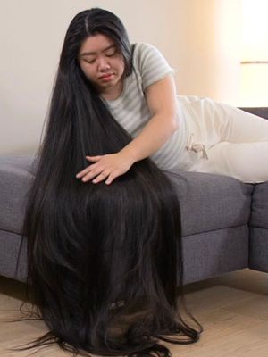 VIDEO - Perfect long hair that covers the floor