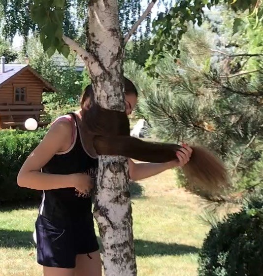 VIDEO - Floor length hair tree