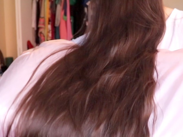 VIDEO - Antonia&#x27;s closeup hair play