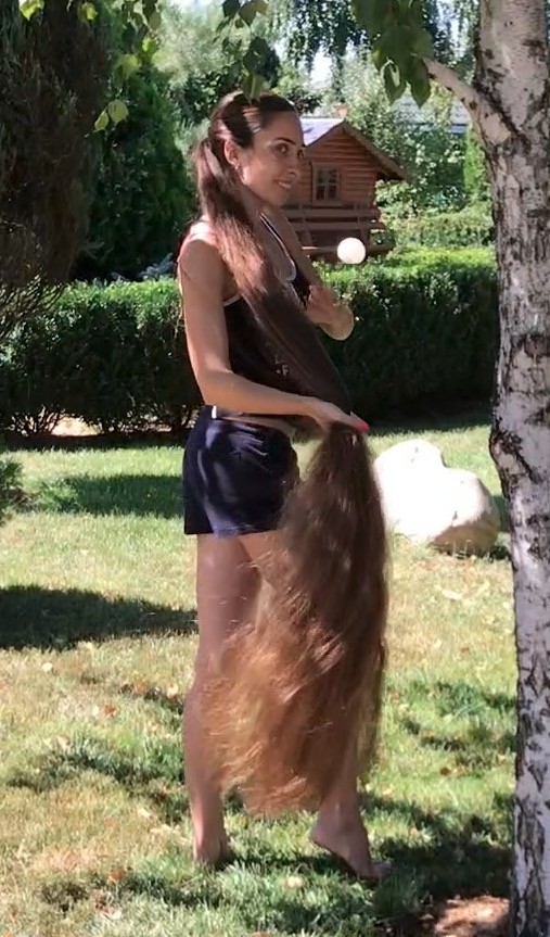 VIDEO - Floor length hair tree