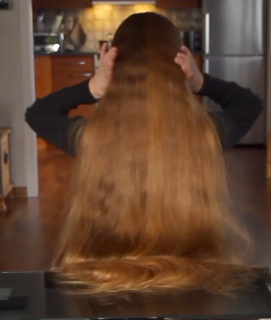 VIDEO - Rakel&#x27;s table hair play