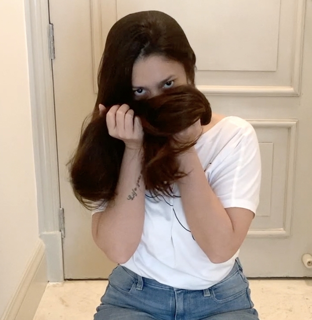 VIDEO - Neha&#x27;s long hair smelling and covering