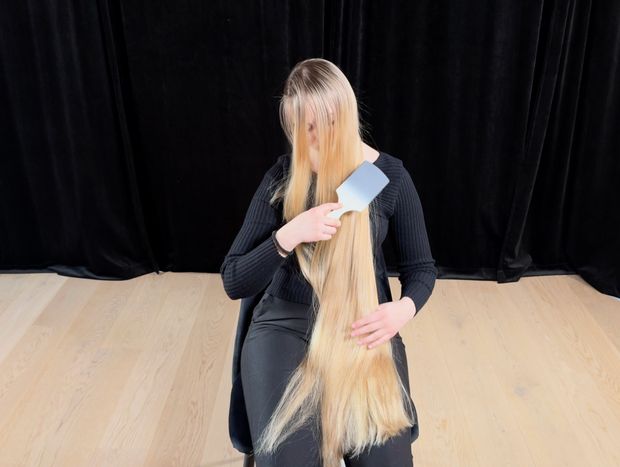 VIDEO - Perfect blonde hair length display and brushing in lap (part 1)