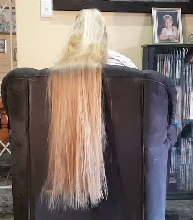 VIDEO - Heavy blonde hair behind the chair