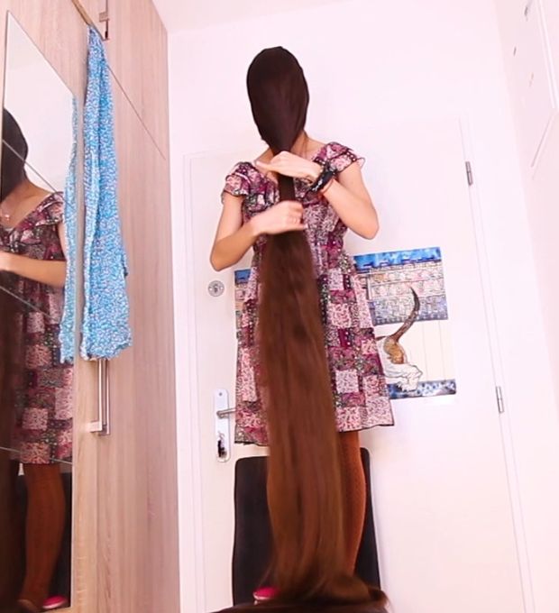 VIDEO - Extreme hair in front of her face