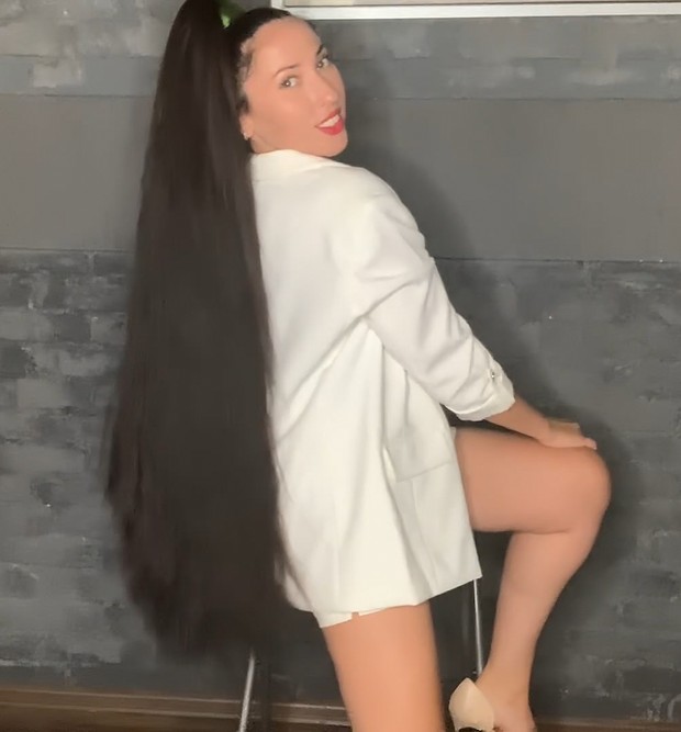 VIDEO - Mila&#x27;s high ponytail