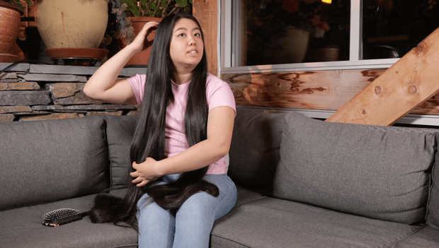 VIDEO - Rapunzel brushing in the sofa