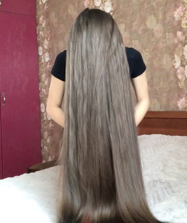 VIDEO - Super soft bundrops in front of her face