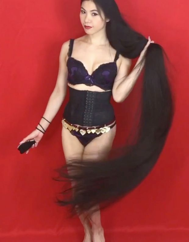 VIDEO - Extremely long hair and three heavy braids