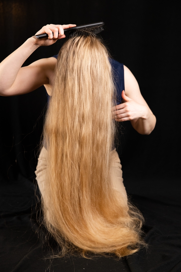 PHOTO SET - Helene&#x27;s blonde hair covering photoshoot