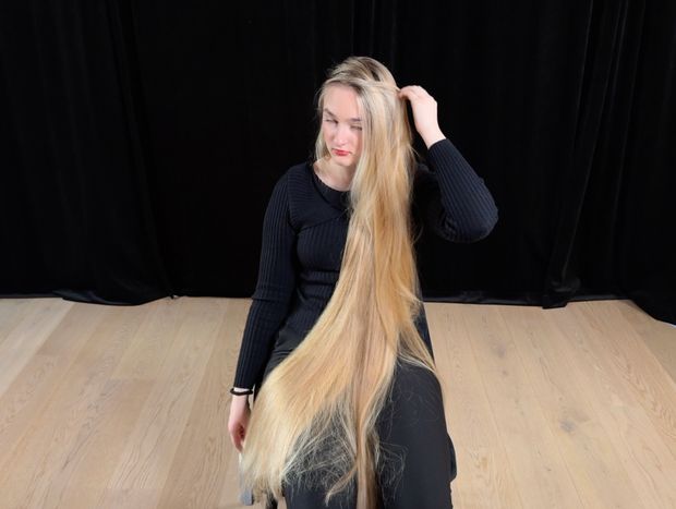 VIDEO - Perfect blonde hair length display and brushing in lap (part 2)