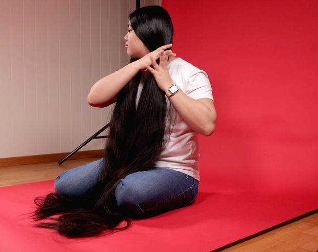 VIDEO - Really long black hair on red