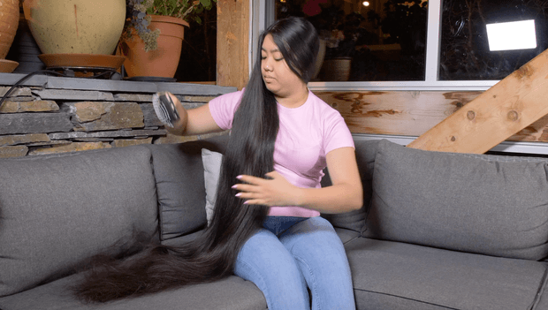 VIDEO - Rapunzel brushing in the sofa
