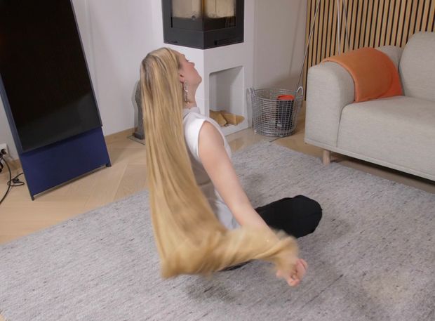 VIDEO - Extremely silky blonde hair