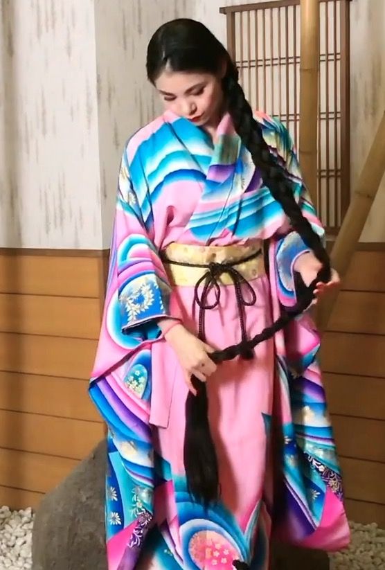 VIDEO - Super long Asian hair