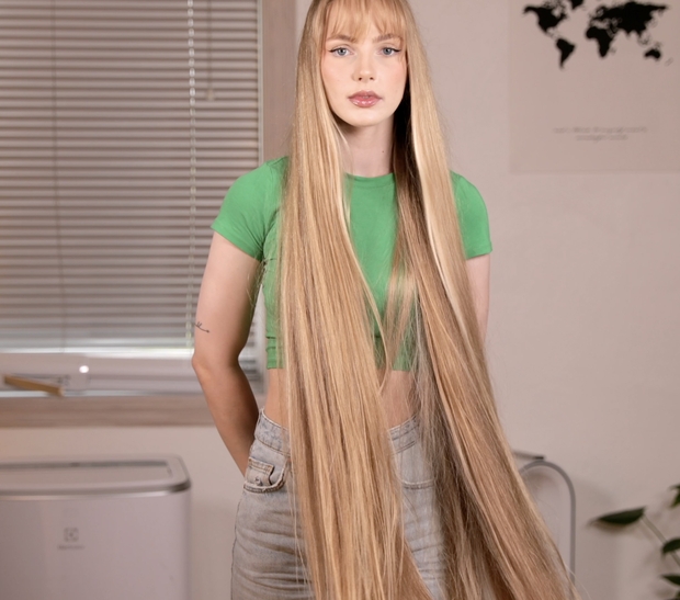 VIDEO - Super beautiful blonde Rapunzel