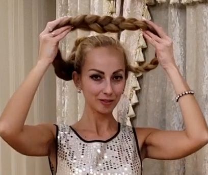 VIDEO - Super long folded blonde hair