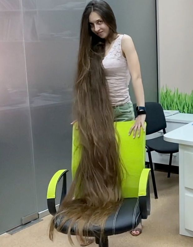 VIDEO - The office woman with super long hair