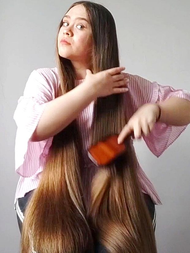VIDEO - Pink shirt, shiny hair
