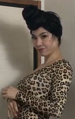 VIDEO - In front of her face 5