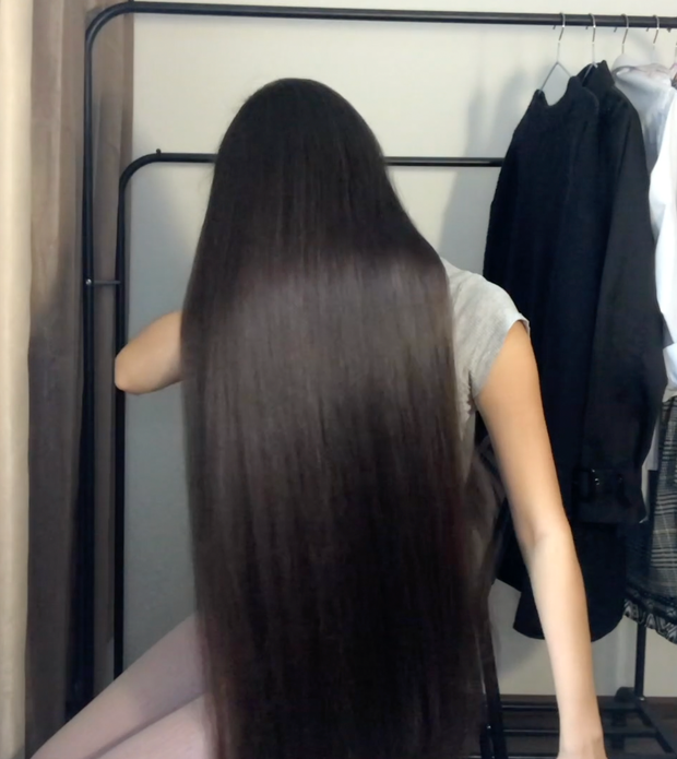 VIDEO - A silky, long, dark mane