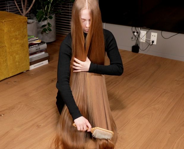 VIDEO - Blonde calf length hair floor show