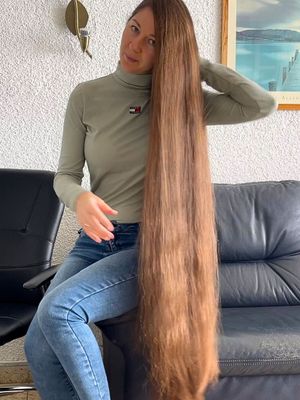 VIDEO - A massive mane of silky, brown hair