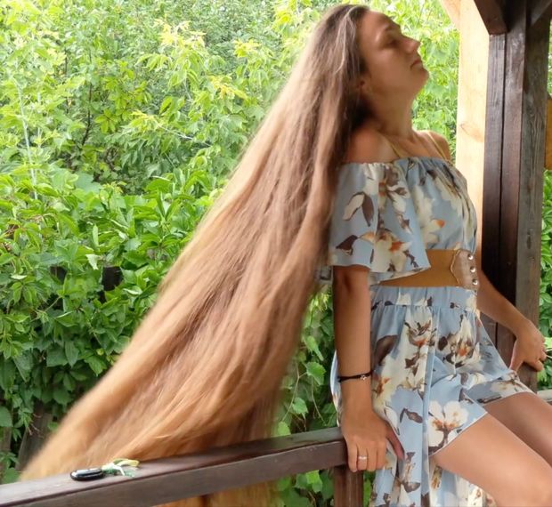 VIDEO - She has so much hair!
