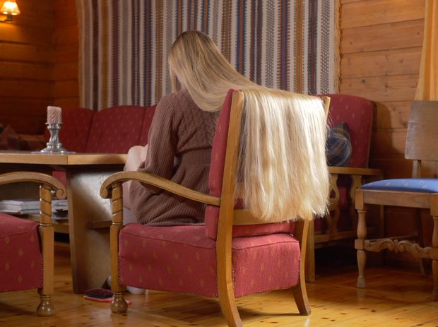 VIDEO - Massive blonde hair sliding and bundrops