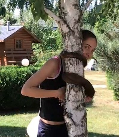 VIDEO - Floor length hair tree