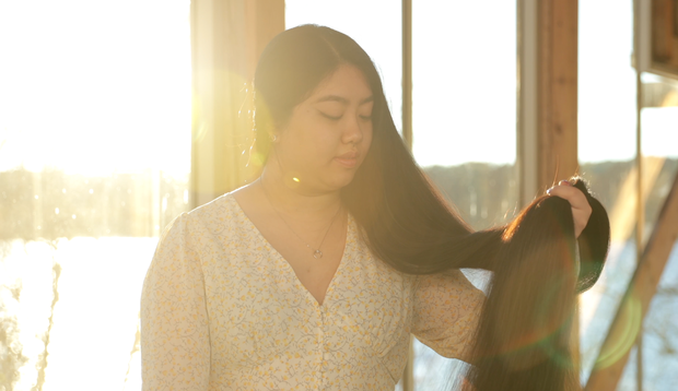 VIDEO - Isabell brushing her very long hair