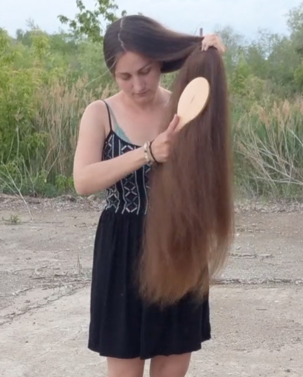 VIDEO - Displaying her massive mane in the wind