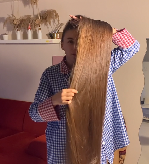 VIDEO - Extreme calf length hair in front of her face (part 1)