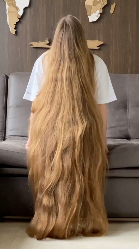 VIDEO - Extreme calf length hair play in sofa