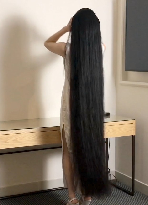 VIDEO - A lot of length, a lot of hair play