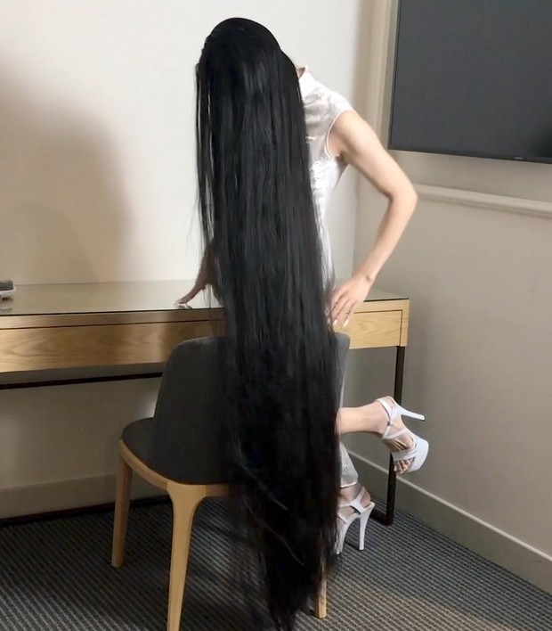 VIDEO - A lot of length, a lot of hair play