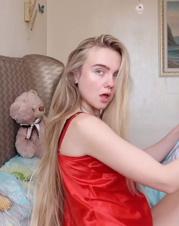 VIDEO - Mariia in red