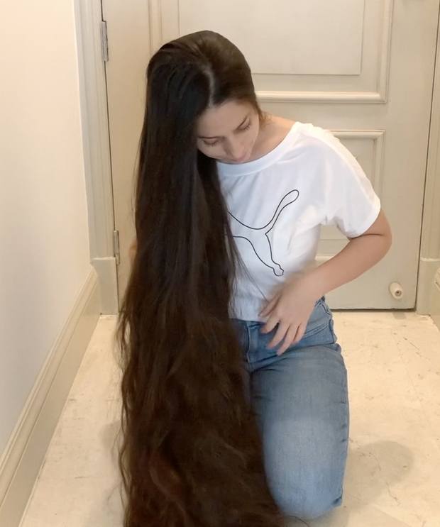 VIDEO - Neha&#x27;s long hair smelling and covering